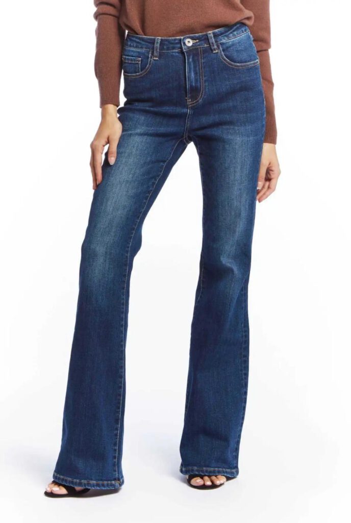 Blaue Jeans mit weitem Schlag